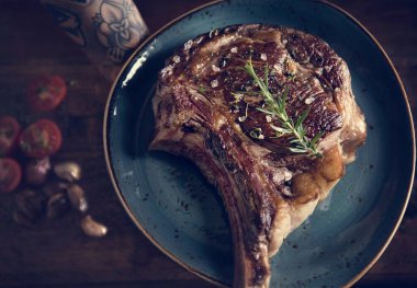 Garnitür gıda fotoğraf tarifi fikir bir plaka üzerinde tomahawk