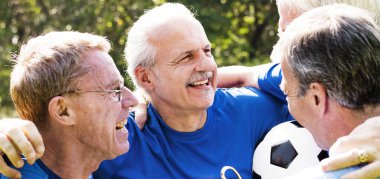 Takım kutluyor olgun futbol oyuncuları 