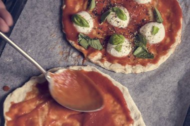 Ev yapımı pizza yemek fotoğraf tarifi fikir