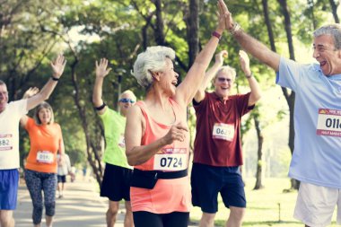 Üst düzey sporcular Parkı'nda çalışan ve yüksek beş veren insanlar 
