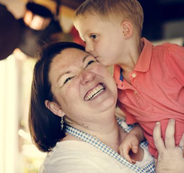 Anne mutfakta öpüşme oğlu