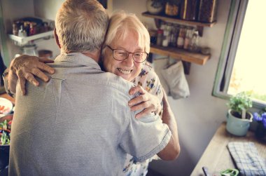 Üst düzey çift mutfakta sarılma