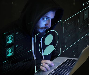 karanlık odada dizüstü bilgisayar kullanan hacker adam toucpad, neon simgesi Kullanıcı profilinin el 
