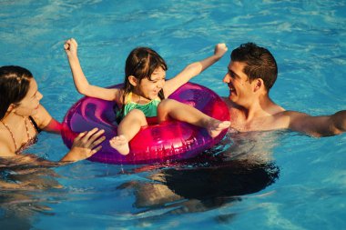 Bir waterpark oynarken aile