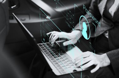 Bir arabada bir dizüstü bilgisayar üzerinde çalışan iş kadını