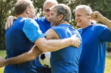 Takım kutluyor olgun futbol oyuncuları 