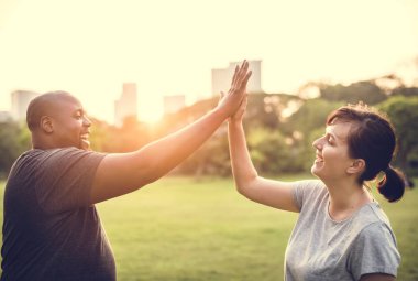 Parkta birlikte eğleniyor çift