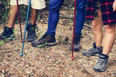 Orman, yürüyüş ve turistik kavramı kişi bacaklarda kısmi görünümünü 