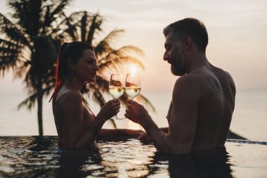 Romantik bir gün batımı zevk çift
