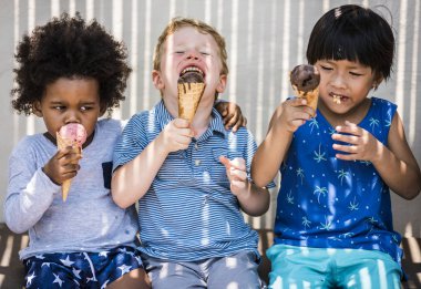 Dondurma ile zevk çocuk