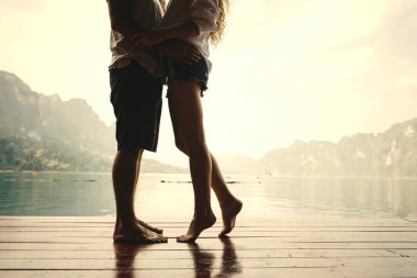 Gezgin çift romantik bir an yaşıyor.