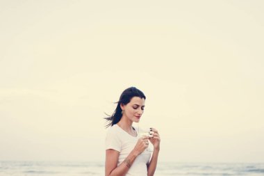 Deniz kenarında bir kadeh şarap içmek kadın
