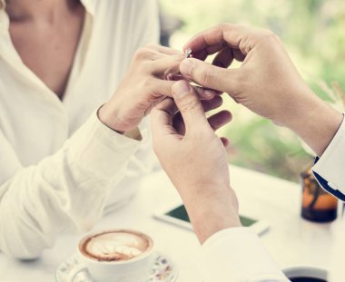 Elmas yüzükle, el resim kırpılmış önermek kız adam