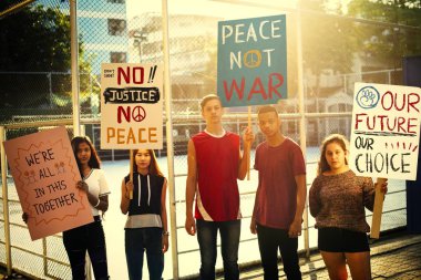 Genç isyancılar savaş karşı protesto