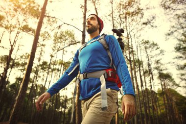 Ormanda yürüyen adam