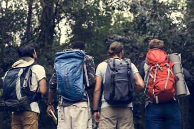 Erkekler birlikte bir ormanda, trekking arka görünüm