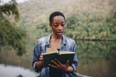 Boş zaman kavramı kitap okuma doğada yalnız Afrikalı-Amerikalı kadın