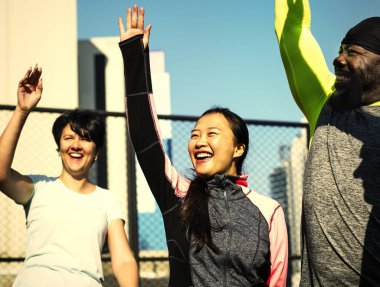 Etkin grup arkadaşıyla birlikte eller istifleme