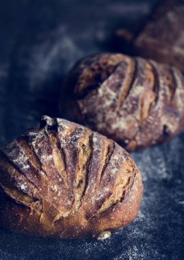 Büyük yuvarlak bir somun ekmek yiyecek fotoğraf tarifi fikirler