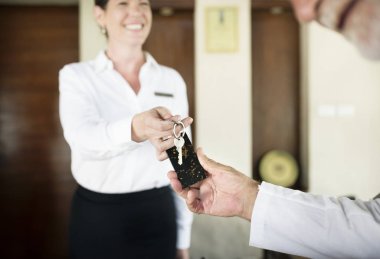 Konuk için oda anahtarı teslim resepsiyonist