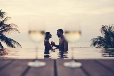 Romantik bir gün batımı zevk çift