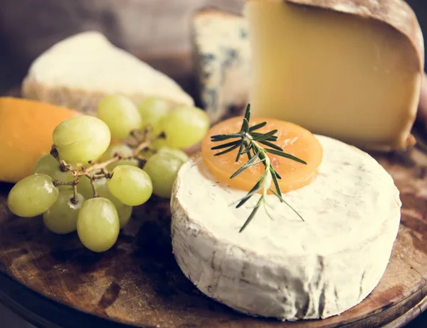 Variazione Formaggio Uva Verde Piatto Legno Idea Ricetta Fotografia Cibo — Foto Stock