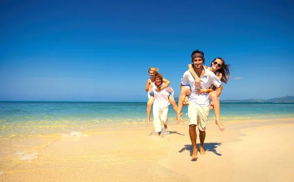 Friends Enjoying Vacation Beach — Stock Photo, Image