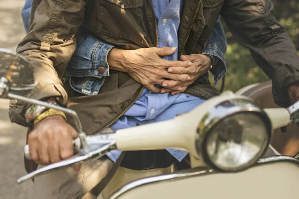 Close Tiro Mãos Femininas Abraçando Homem Enquanto Montando Scooter Vintage — Fotografia de Stock