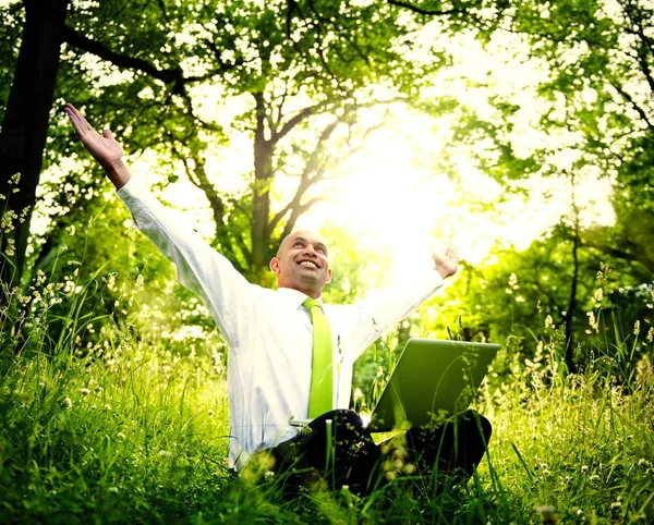 Empresario Sentado Bosque Con Portátil —  Fotos de Stock