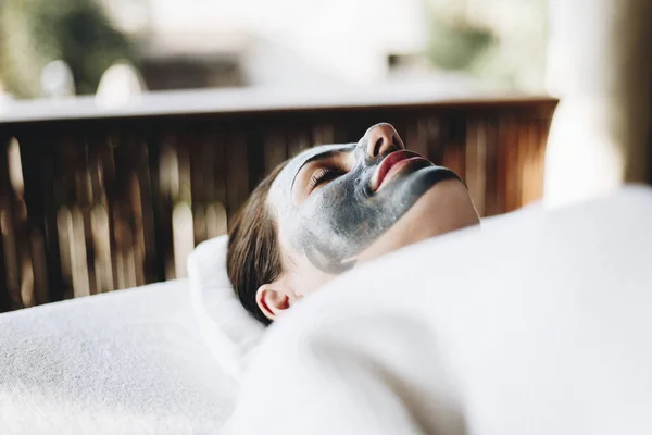 Frau Entspannt Sich Mit Gesichtsmaske Wellnessbereich — Stockfoto