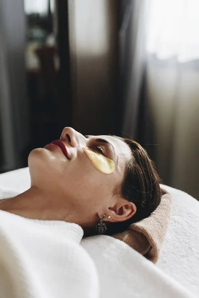 Kvinnan Avslappnande Med Gyllene Ögat Mask Behandling — Stockfoto