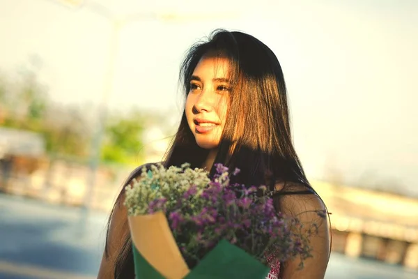 Beutiful Menina Asiática Com Buquê Flores — Fotografia de Stock