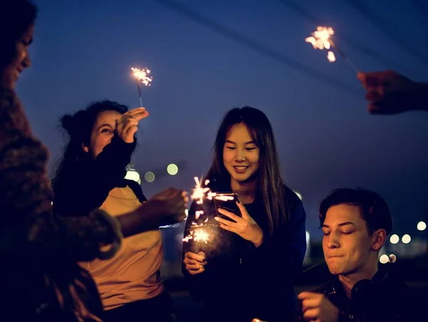 Grupo Amigos Escola Felicidade Jogando Fogo Artifício — Fotografia de Stock