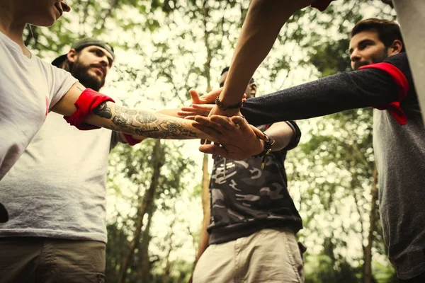 Groupe Randonneurs Empilant Les Mains — Photo