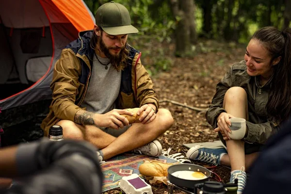 Happy Vrienden Een Camping — Stockfoto