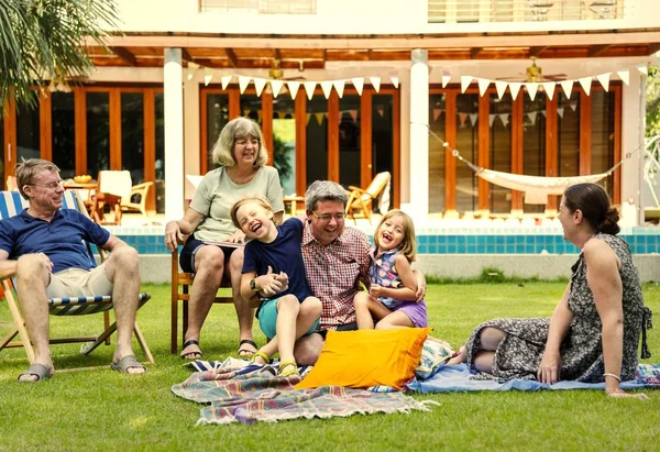 Familia Relajándose Jardín —  Fotos de Stock