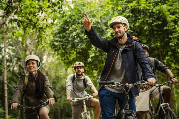 Grupo Amigos Andando Bicicleta Montanha Floresta — Fotografia de Stock