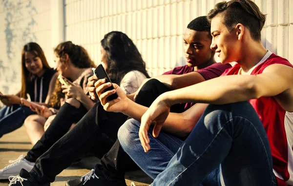 Jóvenes Amigos Adolescentes Usando Teléfono Inteligente — Foto de Stock