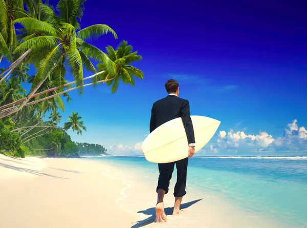 Zakenman Met Een Surfboad Wandelen Langs Het Strand — Stockfoto