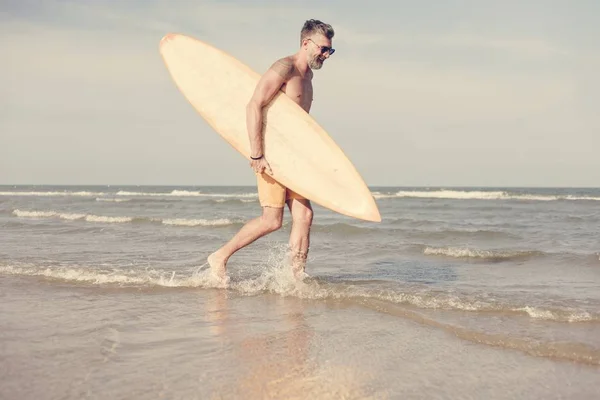 Dojrzały Mężczyzna Prowadzenia Deski Surfingowej — Zdjęcie stockowe