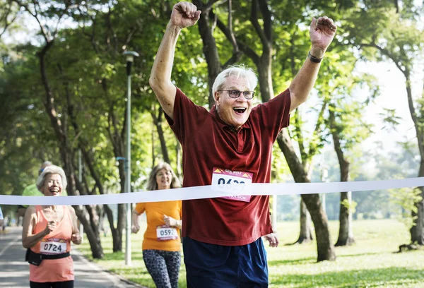 Los Atletas Senior Corren Parque Línea Meta Hombre Ganar Carrera —  Fotos de Stock