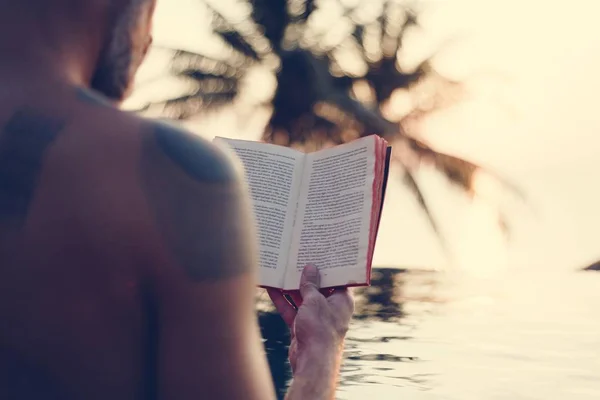 Hombre Leyendo Libro Piscina —  Fotos de Stock