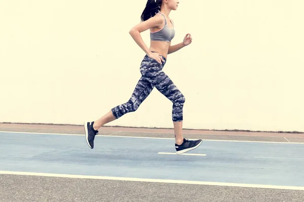 Mujer Blanca Corriendo Pista —  Fotos de Stock