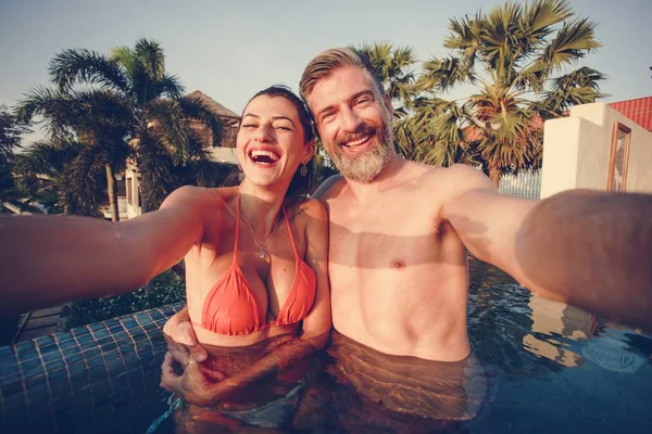 Paar Macht Ein Selfie Pool — Stockfoto