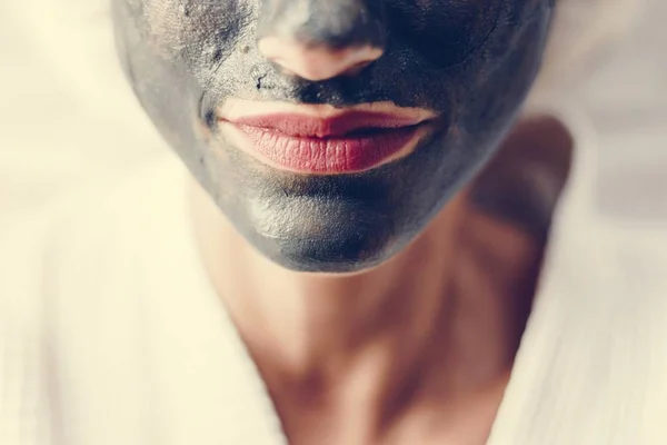 Mulher Relaxante Com Uma Máscara Facial Carvão Vegetal — Fotografia de Stock