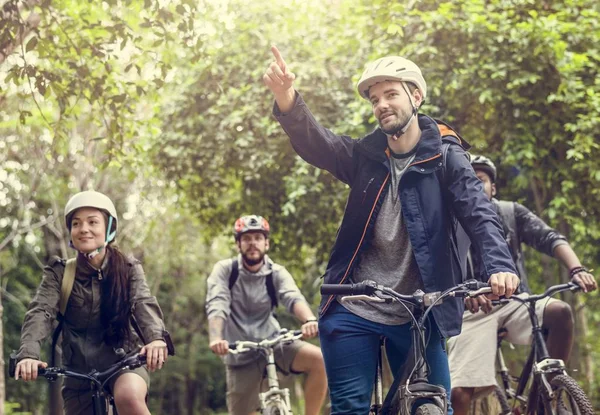Pessoas Andando Bicicleta Juntas Uma Floresta — Fotografia de Stock