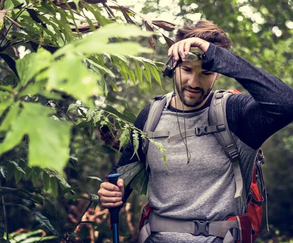 Trekking Uomo Una Foresta — Foto Stock