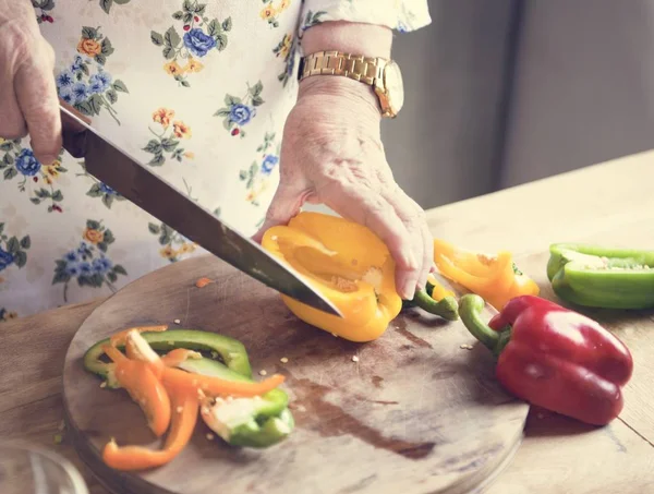 Ältere Frau Schneidet Paprika Scheiben — Stockfoto