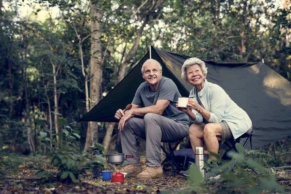 Amis Prendre Une Pause Café Nature Forêt Tout Campant — Photo