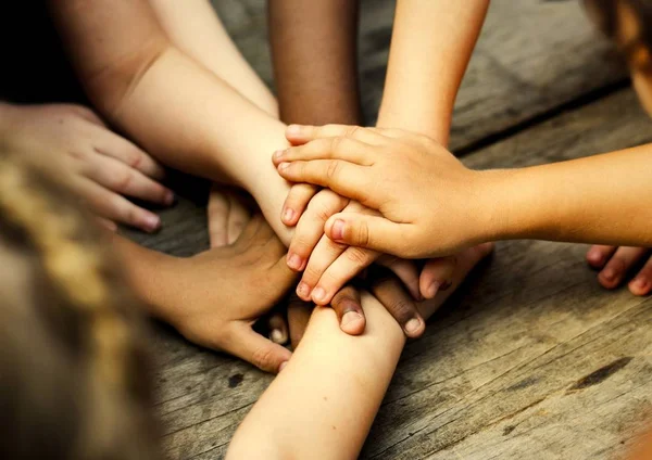 Niños Pequeños Apilando Manos Unidad — Foto de Stock